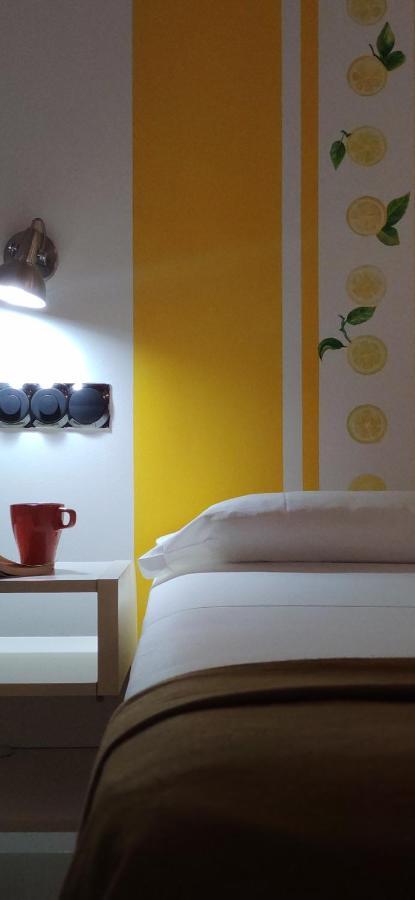 Hostal Santa Ana Colors Madrid Eksteriør bilde
