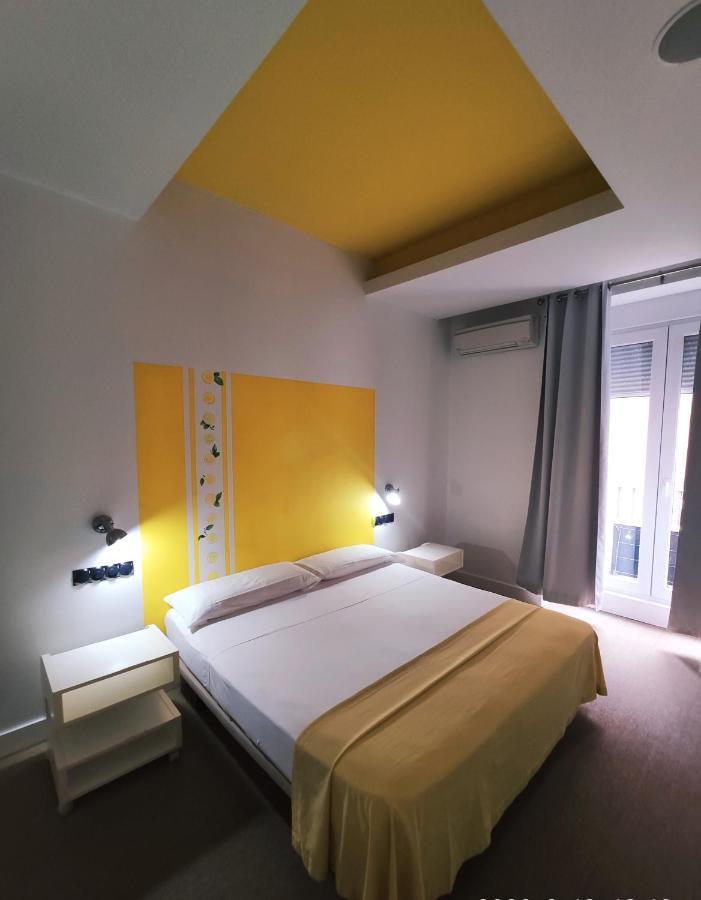 Hostal Santa Ana Colors Madrid Eksteriør bilde